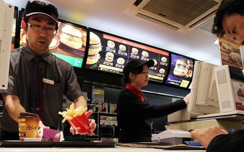 Bên trong một nhà hàng McDonald's ở Nhật - Ảnh: BBC.<br>