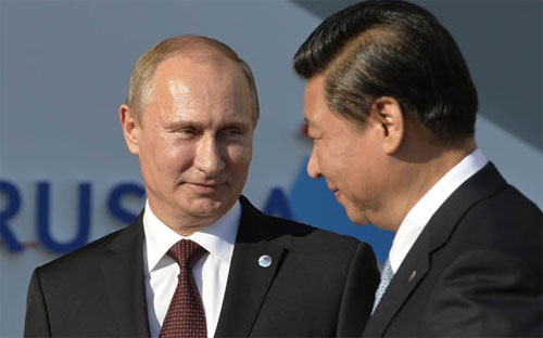 Tổng thống Nga Vladimir Putin (trái) và Chủ tịch Trung Quốc Tập Cận Bình trong một cuộc gặp.<br>