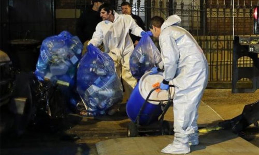 Nhà chức trách Mỹ khử trùng căn hộ của bệnh nhân Ebola đầu tiên tại New York, bác sỹ Craig Spencer, hôm 24/10 - Ảnh: Reuters.<br>