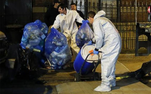 Nhà chức trách Mỹ khử trùng căn hộ của bệnh nhân Ebola đầu tiên tại New York, bác sỹ Craig Spencer, hôm 24/10 - Ảnh: Reuters.<br>