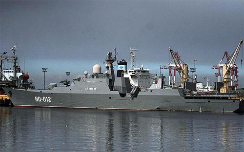 Tàu HQ-012 của Việt Nam tại cảng South Habor ở Manila, Philippines ngày 25/11 - Ảnh: GMA.<br>