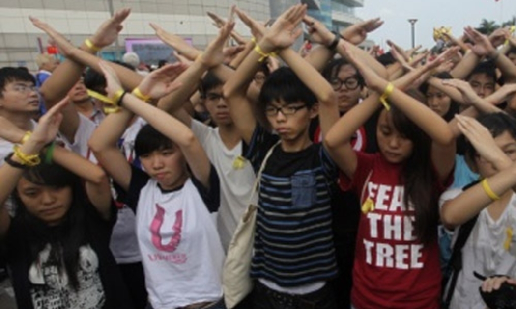 Người biểu tình Hồng Kông quyết không rời vị trí sáng 1/10 - Ảnh: Reuters.