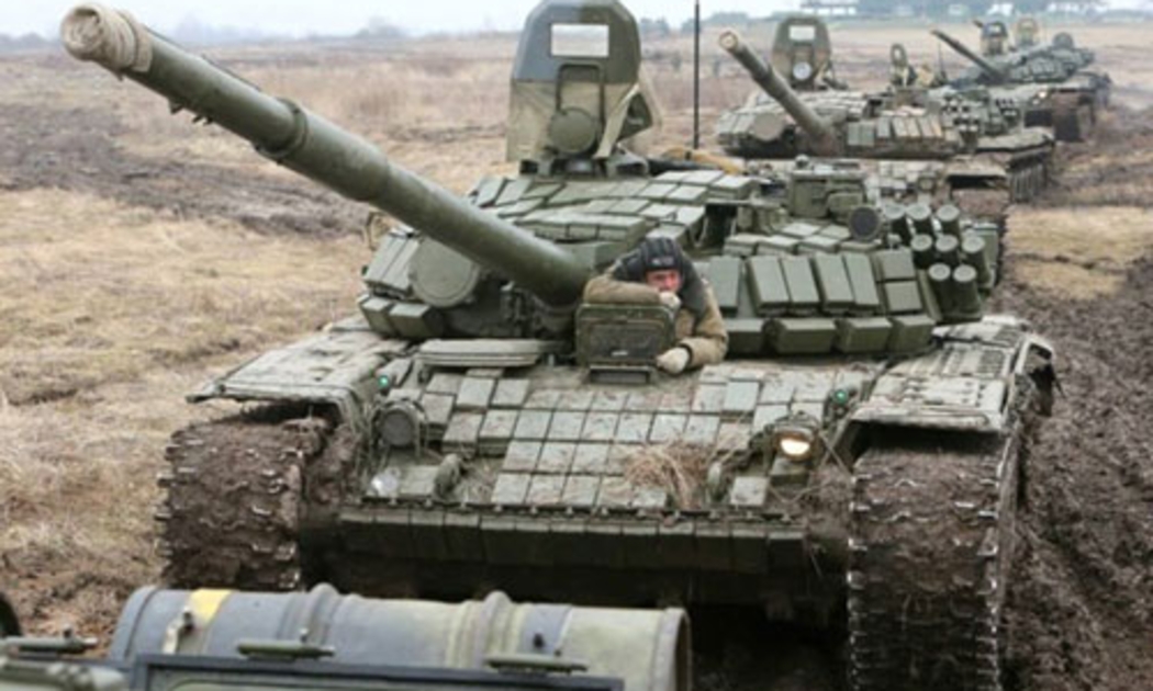 Xe tăng Nga tham dự cuộc tập trận gần biên giới với Ukraine - Ảnh: RIA Novosti.<br>