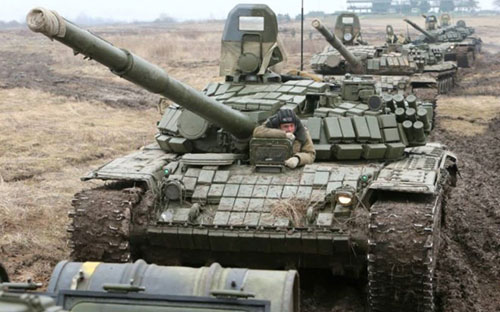 Xe tăng Nga tham dự cuộc tập trận gần biên giới với Ukraine - Ảnh: RIA Novosti.<br>