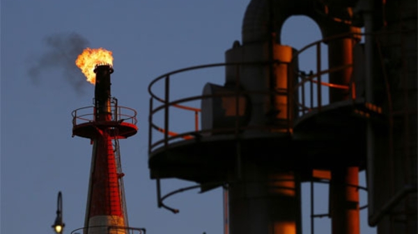 Giá dầu thế giới lên mức cao nhất trong một tháng