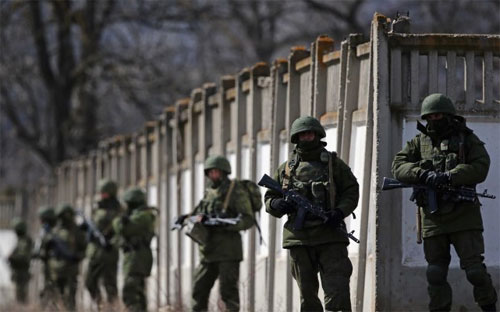 Quân Nga bên ngoài một căn cứ quân sự của Ukraine ở Perevalnoe, Ukraine hồi tháng 3 - Ảnh: Getty.<br>