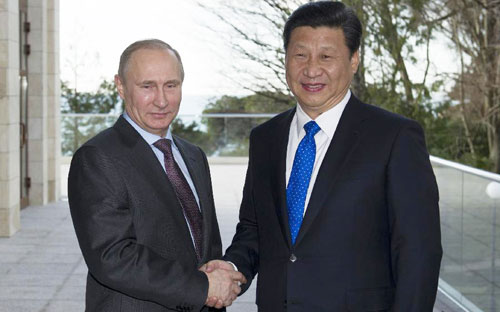 Tổng thống Nga Vladimir Putin (trái) và Chủ tịch Trung Quốc Tập Cận Bình (phải) gặp gỡ ở Sochi, Nga vào tháng 2/2014 - Ảnh: THX.<br>