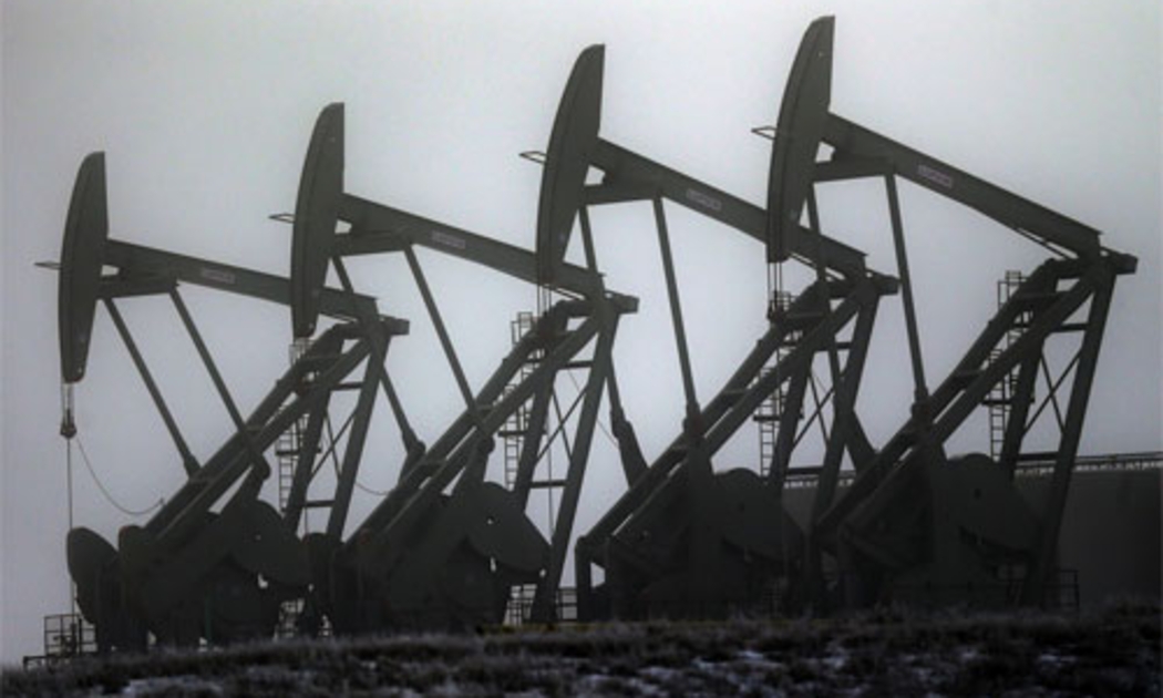 Máy bơm dầu đang hoạt động ở Williston, Mỹ - Ảnh: AP/WSJ.<br>