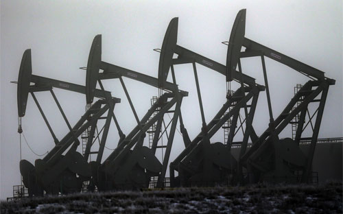 Máy bơm dầu đang hoạt động ở Williston, Mỹ - Ảnh: AP/WSJ.<br>