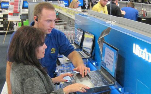 Việc người tiêu dùng chuyển sang máy tính bảng đã tác động nghiêm trọng tới việc kinh doanh máy tính cá nhân - Ảnh: BI.<br>