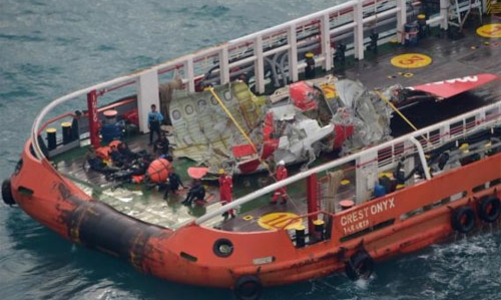 Indonesia trục vớt đuôi máy bay AirAsia, chưa thấy hộp đen
