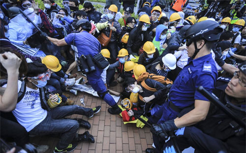 Một cuộc đụng độ giữa cảnh sát với người biểu tình trên đường phố Hồng Kông hôm 1/12 - Ảnh: Zuma/WSJ.<br>