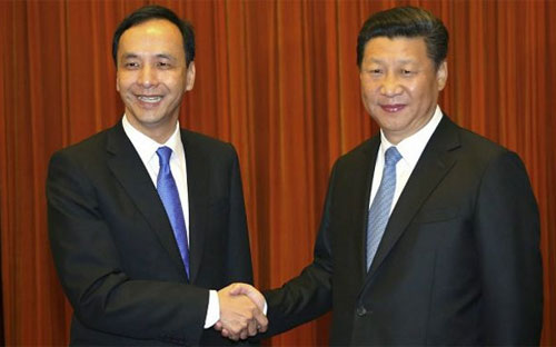 Ông Tập Cận Bình (phải) với vai trò Tổng bí thư đảng Cộng sản Trung Quốc đã chào đón ông Eric Chu (trái), người đứng đầu Quốc dân đảng của Đài Loan, tới Bắc Kinh vào buổi sáng ngày 4/5 - Ảnh: BBC.