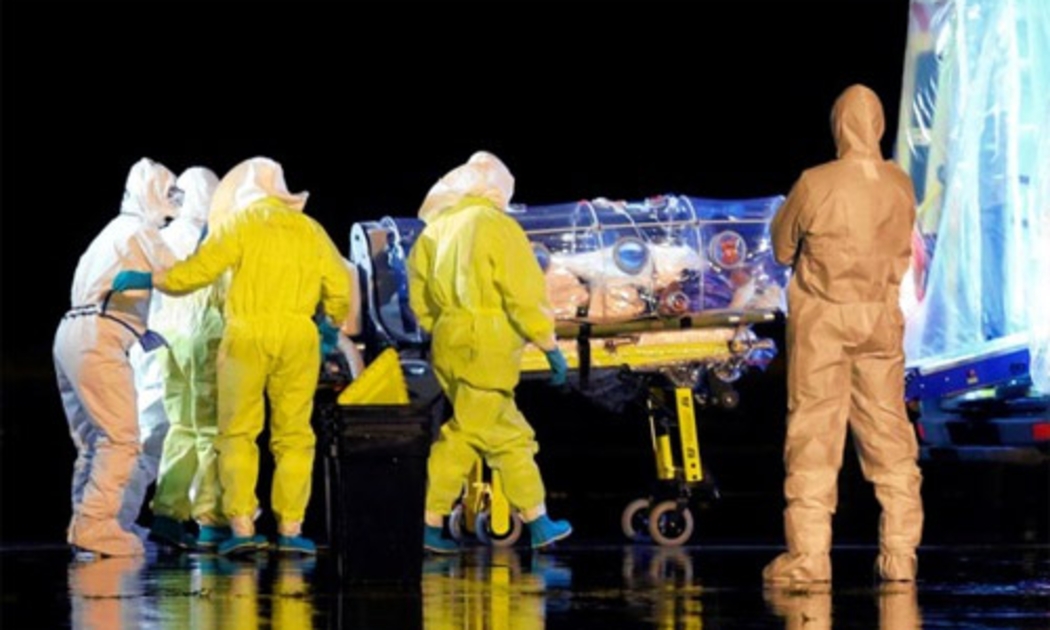 Các nhân viên y tế Tây Ban Nha đưa nhà truyền giáo nhiễm Ebola Manuel Garcia Viejo lên xe cấp cứu sau khi ông được đưa về Madrid từ Sierra Leone vào hôm 22/9 - Ảnh: Reuters.<br>
