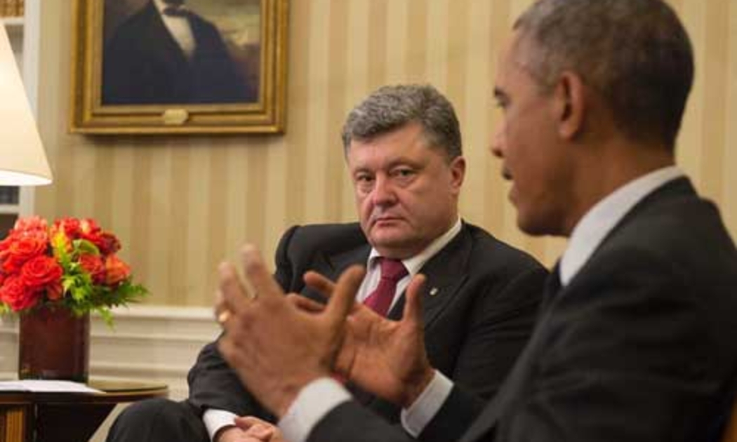 Tổng thống Mỹ Barack Obama trong cuộc nói chuyện với người đồng cấp Ukraine Petro Poroshenko ở Nhà Trắng ngày 18/9 - Ảnh: AFP.<br>