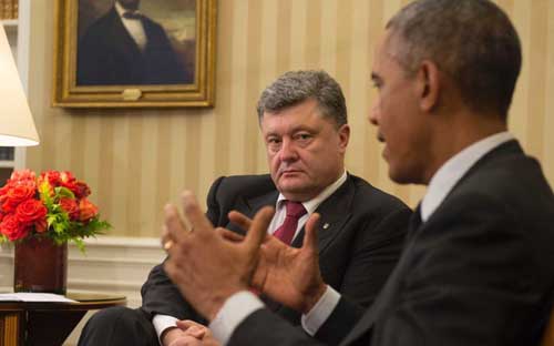 Tổng thống Mỹ Barack Obama trong cuộc nói chuyện với người đồng cấp Ukraine Petro Poroshenko ở Nhà Trắng ngày 18/9 - Ảnh: AFP.<br>