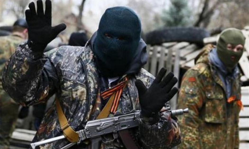 Một phần tử nổi dậy có vũ trang ở miền Đông Ukraine - Ảnh: Reuters.<br>