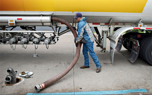 Theo các nhà phân tích của JP Morgan Securities ở New York, nếu giá dầu 
thô tiếp tục ở dưới ngưỡng 60 USD/thùng trong quý 1 năm nay, lạm phát 
toàn cầu trong quý sẽ giảm về mức 1,5% - Ảnh: Bloomberg.<br>