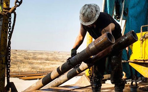 Với sản lượng dầu đá phiến của Mỹ lên mức cao và Tổ chức Các nước xuất 
khẩu dầu lửa (OPEC) quyết tâm không giảm sản lượng, giới phân tích cho 
rằng giá dầu sẽ tiếp tục chịu áp lực giảm do tình trạng thừa cung - Ảnh: Bloomberg/Getty.<br>