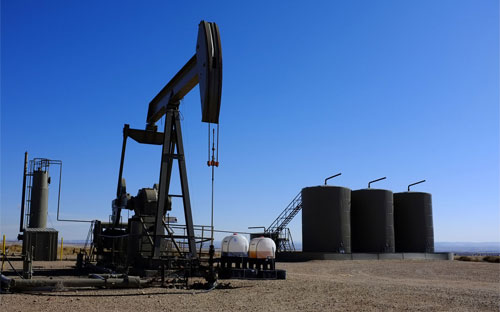 Từ tuần trước, đà phục hồi của giá dầu chững lại khi dữ liệu từ Bộ Năng 
lượng Mỹ cho thấy lượng dầu dự trữ dầu của nước này lên mức cao nhất 
trong khoảng 8 thập niên - Ảnh: AP.<br>