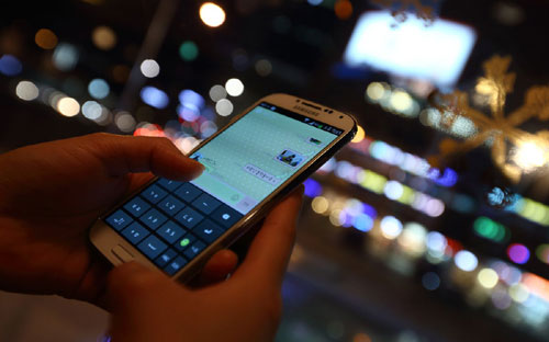 Doanh số các thiết bị như mẫu điện thoại di động Galaxy S4 đã chậm lại, sau khi Apple tung ra iPhone 5S và iPhone 5C - Ảnh: Bloomberg. <br>