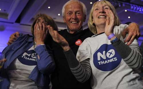 Các cử tri ủng hộ việc Scotland ở lại Vương quốc Anh vui mừng trước chiến thắng của mình - Ảnh: <br>