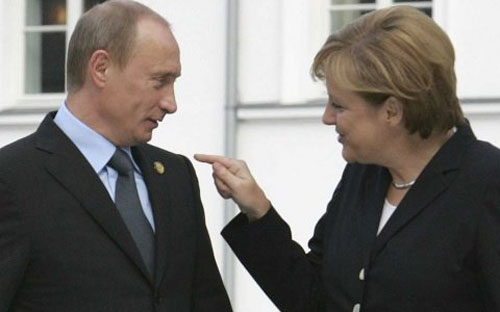 Thủ tướng Đức Angela Merkel (phải) và Tổng thống Nga Vladimir Putin (trái) trong một cuộc gặp năm 2007 - Ảnh: Reuters.<br>