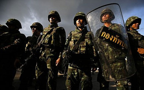 Cuộc đảo chính năm 2006 ở Thái Lan có sự hậu thuẫn của nhà vua. Tuy 
nhiên, cuộc đảo chính lần này không hề tìm kiếm sự cho phép của hoàng 
gia - Ảnh: AP 