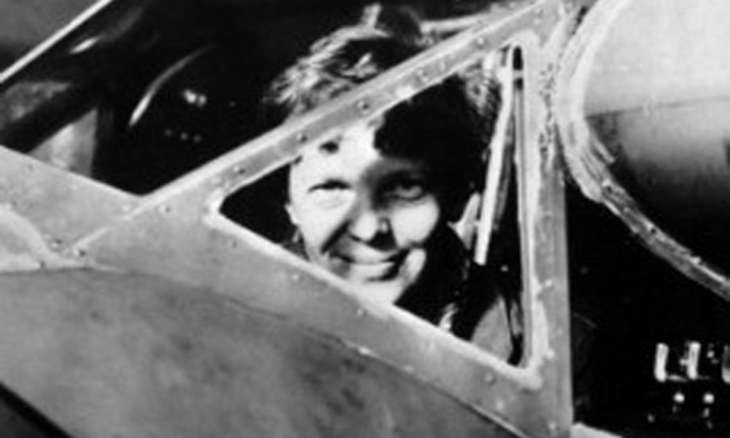 Nữ phi công người Mỹ Amelia Earhart nhìn qua cửa sổ máy bay, ảnh chụp vào thập niên 1930 - Ảnh: AFP/Getty.