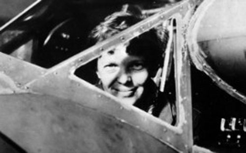 Nữ phi công người Mỹ Amelia Earhart nhìn qua cửa sổ máy bay, ảnh chụp vào thập niên 1930 - Ảnh: AFP/Getty.<br>