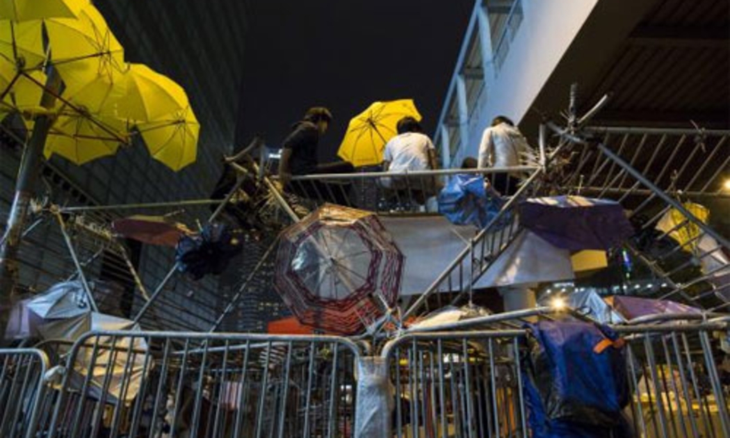 Một rào chắn do người biểu tình Hồng Kông dựng lên ở quận Admiralty ngày 10/12 - Ảnh: Reuters.