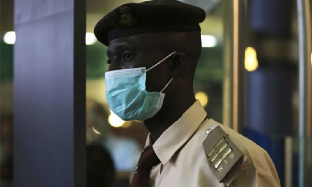 Một nhân viên hải quan ở sân bay quốc tế Azikiwe ở Abuja, Nigeria - Ảnh: Reuters.<br>