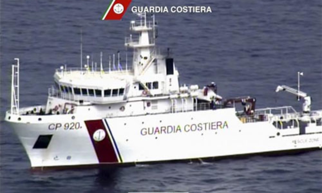 Một tàu hải cảnh của Italy đang nỗ lực tìm kiếm và cứu hộ các nạn nhân vụ đắm tàu di cư trên Địa Trung Hải ngày 19/4 - Ảnh: Reuters.
