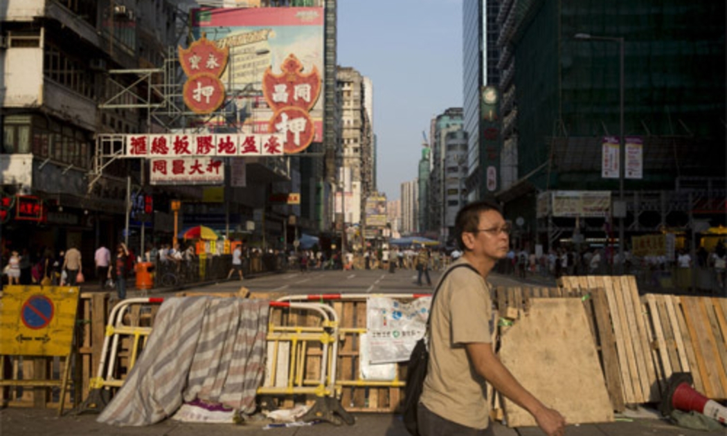Một rào chắn do người biểu tình dựng lên còn sót lại ở khu Mongkok của Hồng Kông ngày 6/10 - Ảnh: Bloomberg.