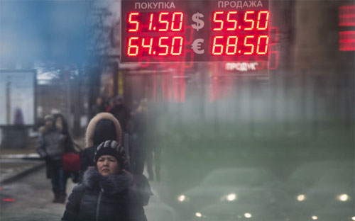 Bảng thông báo tỷ giá bên ngoài một điểm giao dịch ngoại tệ ở Moscow ngày 3/12 - Ảnh: AP/Bloomberg.<br>