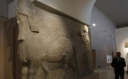 Một cổ vật từ thành phố cổ Khosabad đang được trưng bày trong bảo tàng ở Baghdad - Ảnh: Reuters.<br>