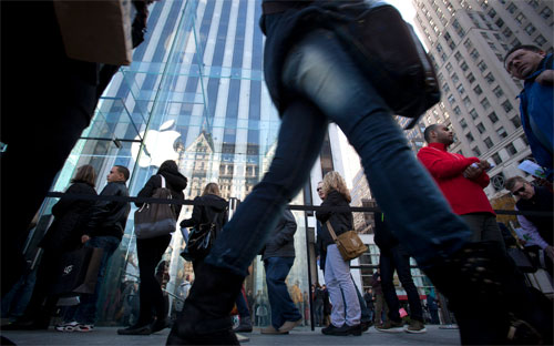 Bên ngoài một cửa hiệu bán lẻ của Apple ở thành phố New York - Ảnh: Getty/Bloomberg.<br>