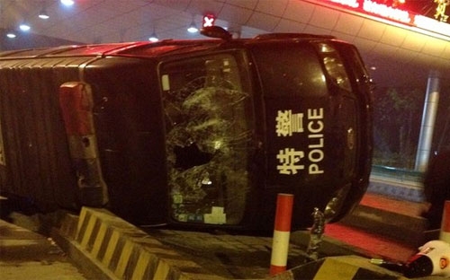 Một xe cảnh sát bị người biểu tình đập phá ở Yuhang, Hàng Châu ngày 10/5 - Ảnh: AFP.<br>