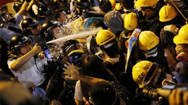 Bạo lực bùng phát trên đường phố Hồng Kông