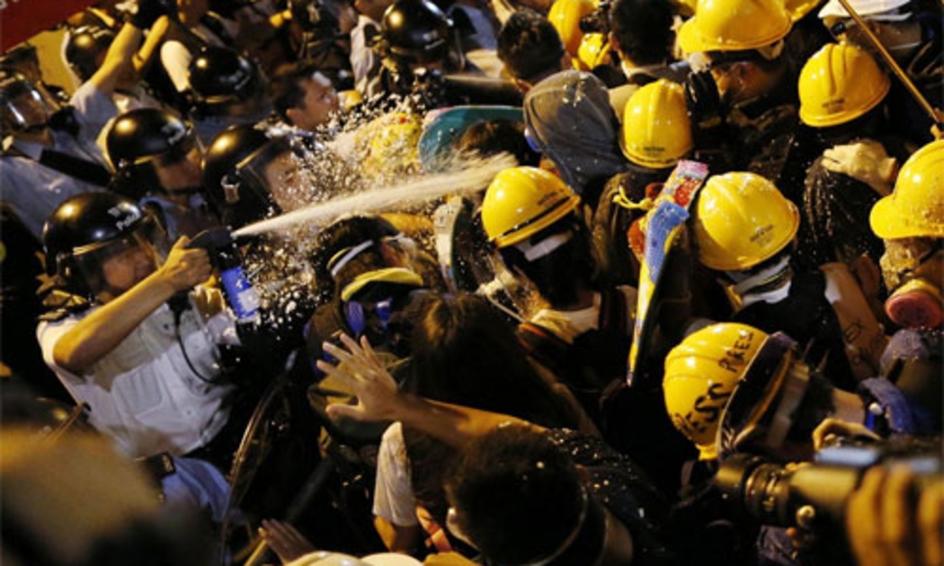 Người biểu tình Hồng Kông đụng độ với cảnh sát sáng sớm nay (1/12) - Nguồn: Reuters/WSJ.
