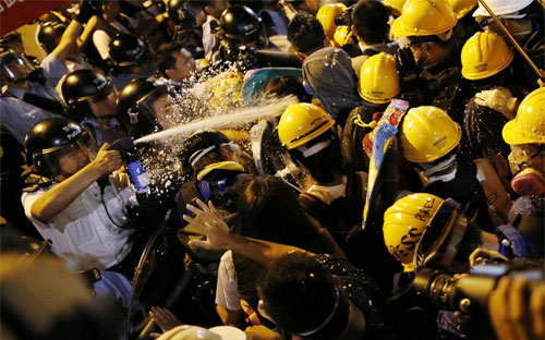 Người biểu tình Hồng Kông đụng độ với cảnh sát sáng sớm nay (1/12) - Nguồn: Reuters/WSJ.<br>