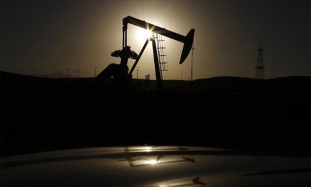Một máy hút dầu đang hoạt động ở mỏ dầu Bakersfield, California, Mỹ - Ảnh: Reuters.<br>