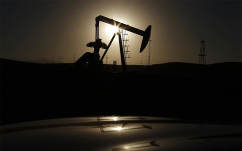 Một máy hút dầu đang hoạt động ở mỏ dầu Bakersfield, California, Mỹ - Ảnh: Reuters.<br>