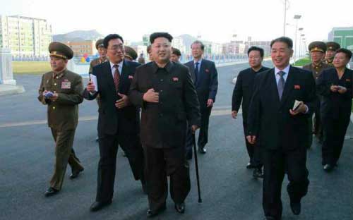 Ông Kim Jong Un trong lần xuất hiện trở lại đầu tiên sau khi vắng mặt gần 6 tuần - Ảnh: AFP.