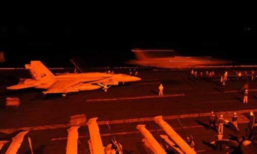 Tổng thống Obama thề sẽ kiên trì theo đuổi cuộc chiến chống IS và các nhóm cực đoan khác có liên hệ với al-Qaeda - Ảnh: BBC/ US Navy.