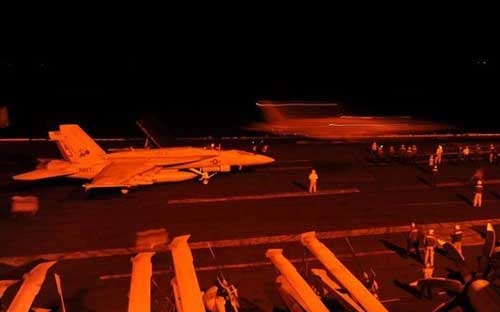 Tổng thống Obama thề sẽ kiên trì theo đuổi cuộc chiến chống IS và các 
nhóm cực đoan khác có liên hệ với al-Qaeda - Ảnh: BBC/ US Navy.<br>