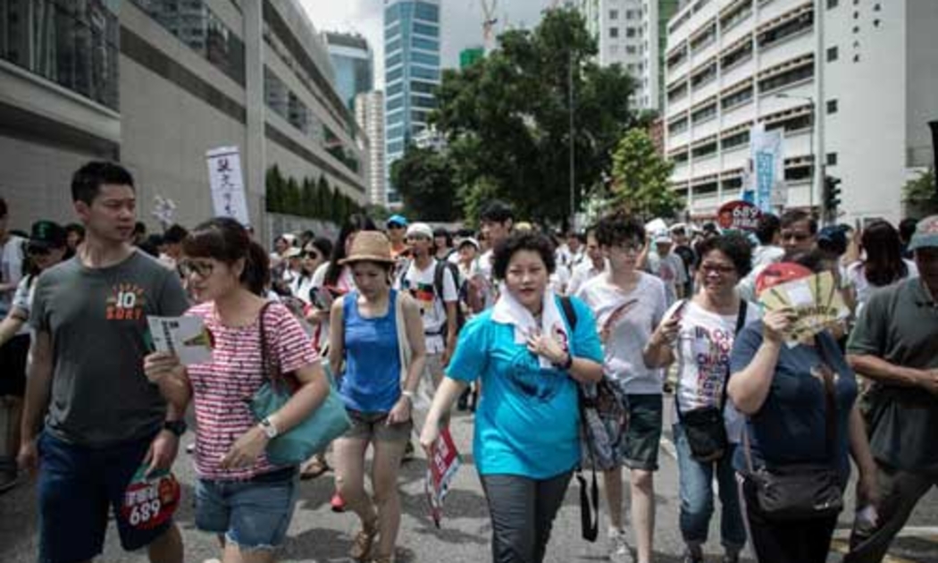 Hàng nghìn người dân Hồng Kông xuống đường biểu tình hôm 1/7 - Ảnh: AFP.