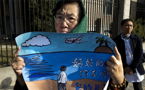 Thân nhân hành khách MH370 vẫn đang chờ đợi lời giải đáp về sự biến mất của chuyến bay này - Ảnh: AP/WSJ.<br>