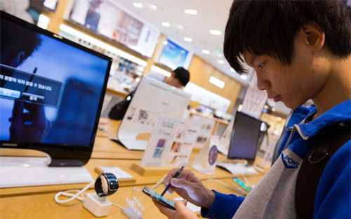 Tháng trước, Samsung tung ra chiếc Galaxy Note 4 nhằm bảo vệ thị phần 
tại phân khúc điện thoại màn hình cỡ lớn - Ảnh: Bloomberg.<br>