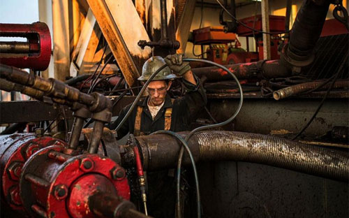 Giá dầu thế giới đã giảm liên tục suốt từ tháng 6 năm ngoái, với tổng mức giảm đến nay đã vượt ngưỡng 55% - Ảnh: WSJ.<br>